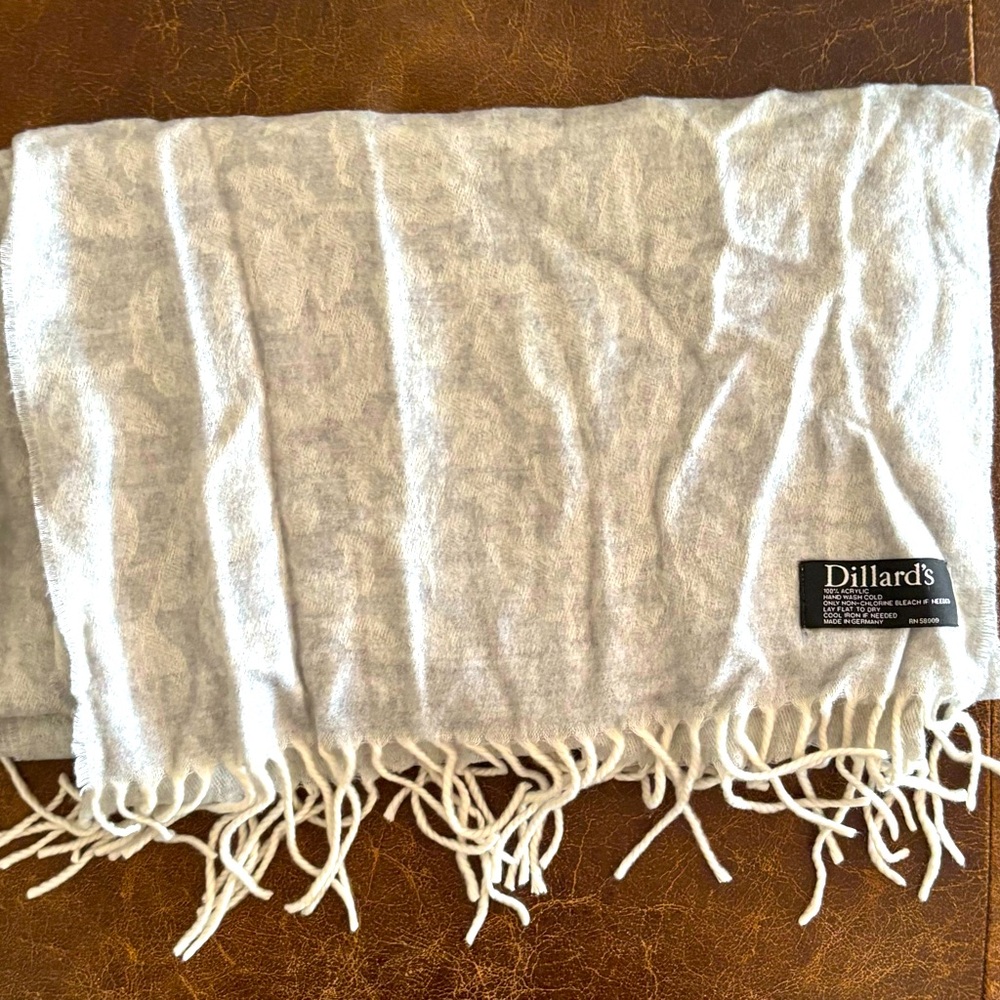 Dilliard’s women scarf 
Color gray and white